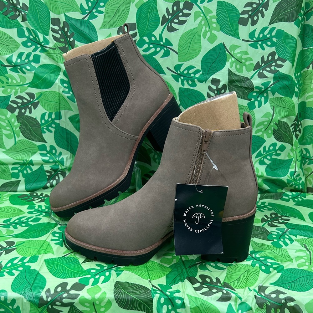 NATURALIZER MADALYNN GORE WATER RESISTANT ANKLE BOOTS LUG SOLE NIB size 9.5 wide